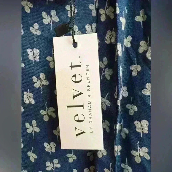 NWT Velvet by Graham & Spencer Blue Catrina Floral Blouse Tank Top Spring - Picture 3 of 4